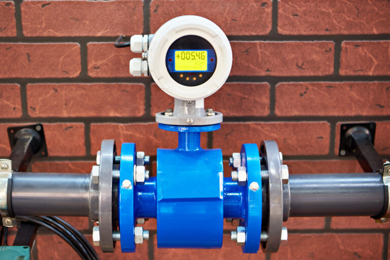 Débitmètre électromagnétique pour calculer le débit volumique d'une canalisation