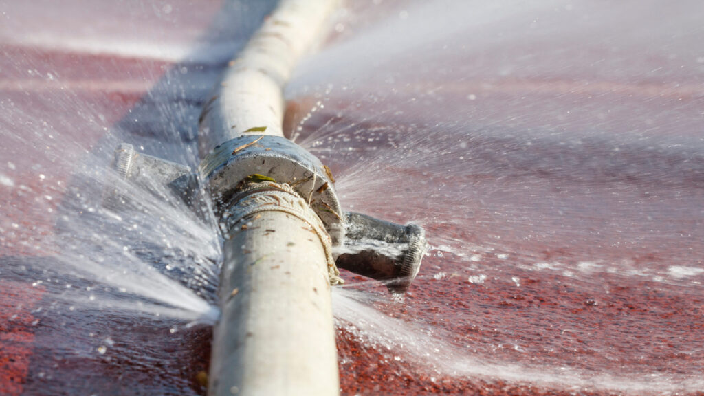 Eau giclant hors d'un tuyau à cause de la pression
