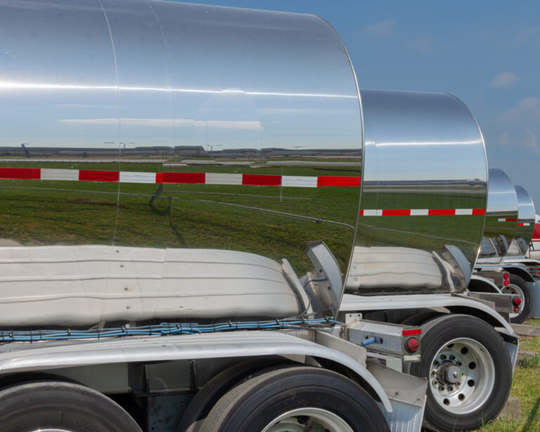 Produits chimiques protégés par inertage pour leur transport en camion-citerne.