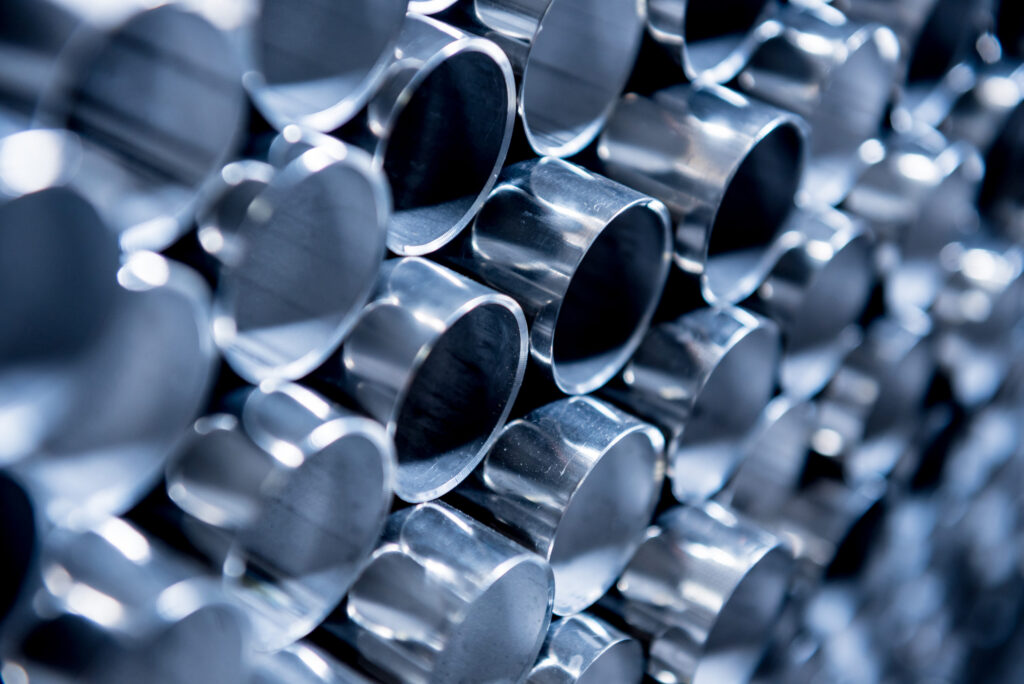 Tubes en acier, empilés les uns sur les autres, destinés à un usage industriel – article par Le Garrec sur la passivation de l'acier.