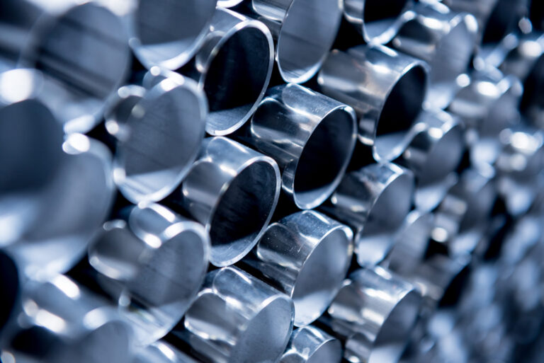 Tubes en acier, empilés les uns sur les autres, destinés à un usage industriel – article par Le Garrec sur la passivation de l'acier.