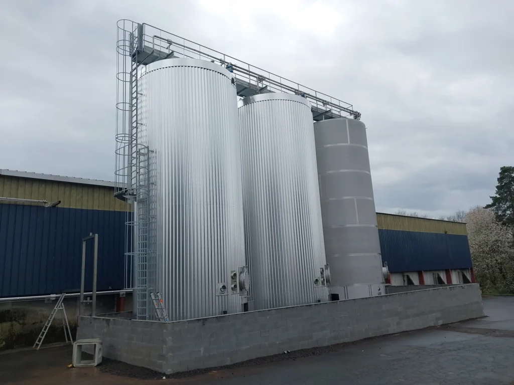 Stockage industriel de sous-produits dans des silos métalliques à l'extérieur d'une usine