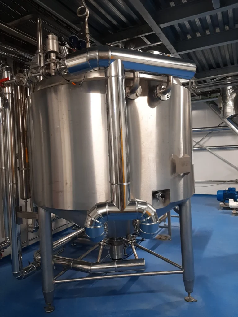 Cuve industrielle en inox utilisée pour le traitement de l'eau ozonée dans un environnement de production
