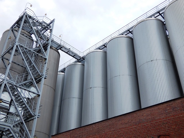 cuves de stockage industrielles en métal avec une structure d'accès, illustrant les installations de l'entreprise Le Garrec.